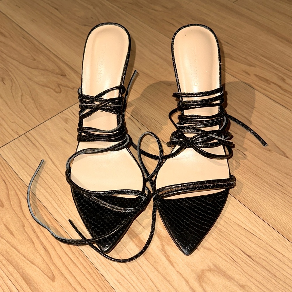 Black straps lace-up heels / sandals